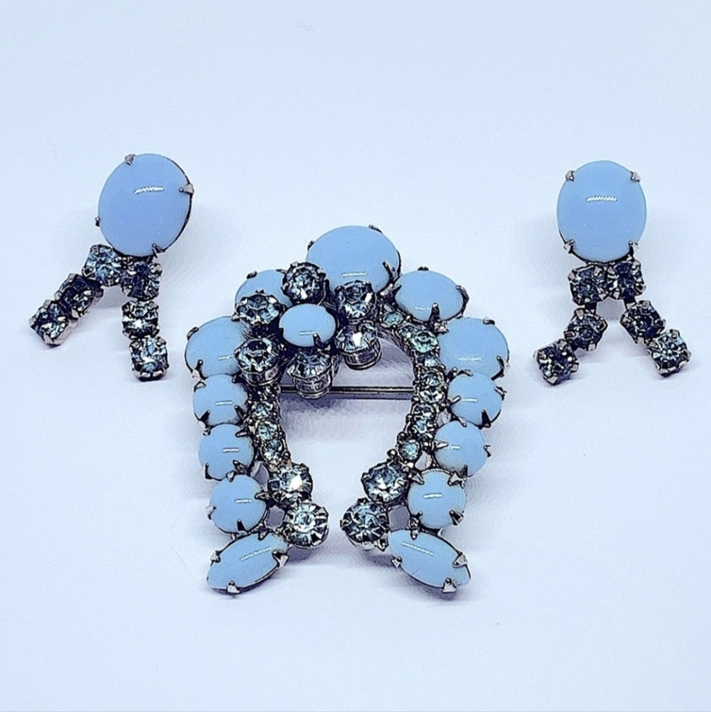 Juliana D&E Baby Blue Milk Glass Horseshoe Brooch & Screwback Earrings Parure - Picture 1 of 10